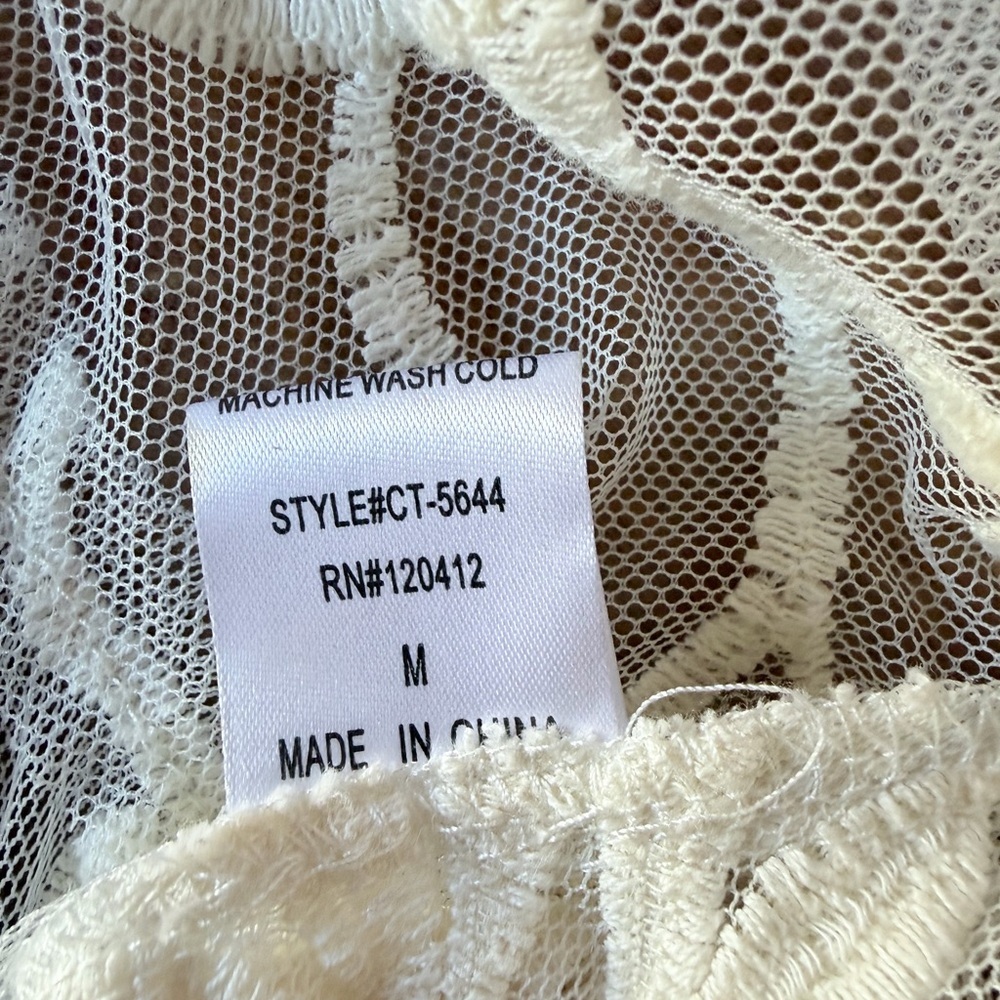 SZ M Gorgeous Sheer Lace Cold-Shoulder top w/ One Size Light Skin-tone Camisole - Picture 12 of 14